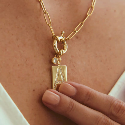 Collier avec pendentif initial pavé et chaîne trombone