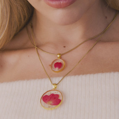 Collier avec fleurs d'amour pressées